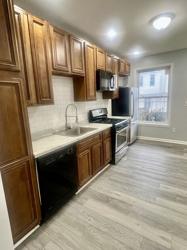 Building Photo - 808 N Streeper St