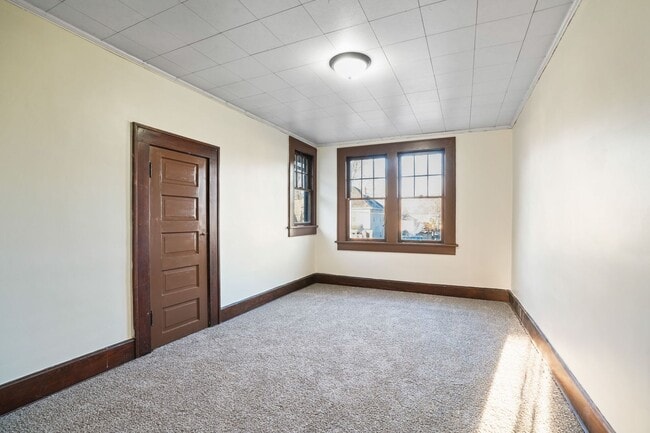 Building Photo - 3 BED 2 FULL BATH W/ OFFICE - AVAILABLE NOW