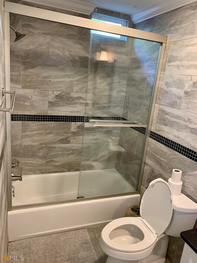 Building Photo - 1637 Laurel Ave NW