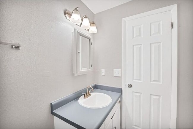 Building Photo - Spacious 5-Bedroom Home in Paradise Hills ...