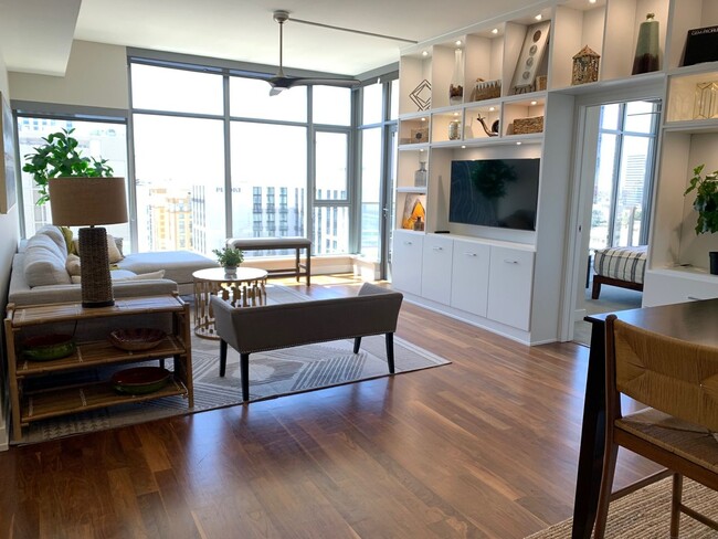 Building Photo - Downtown San Diego - fully furnished upsca...