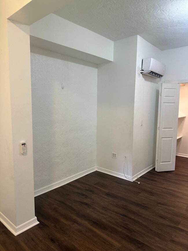 Building Photo - 656 Beach Dr NE