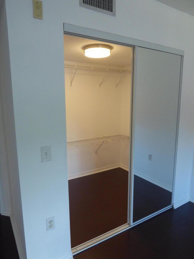 Building Photo - 409 Villa Cir