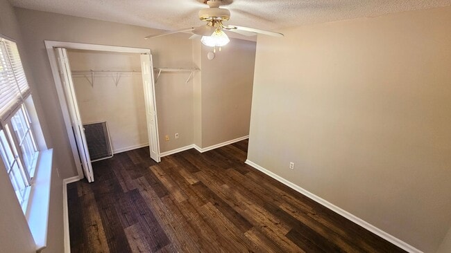 Building Photo - 2 BR 2.5 BA in Hunters Creek