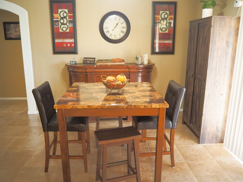Dining area - 2950 Cisco Dr N