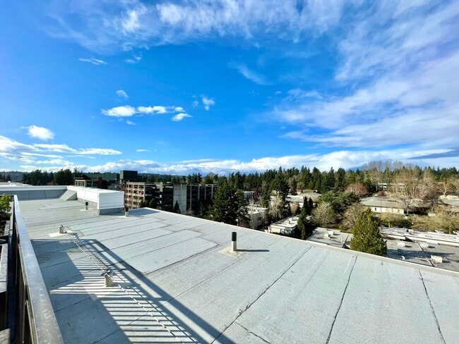 Building Photo - Modern Home For Rent
