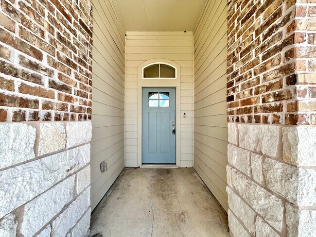 Building Photo - Bright and Spacious 4/BR 3/BA Home with Pr...