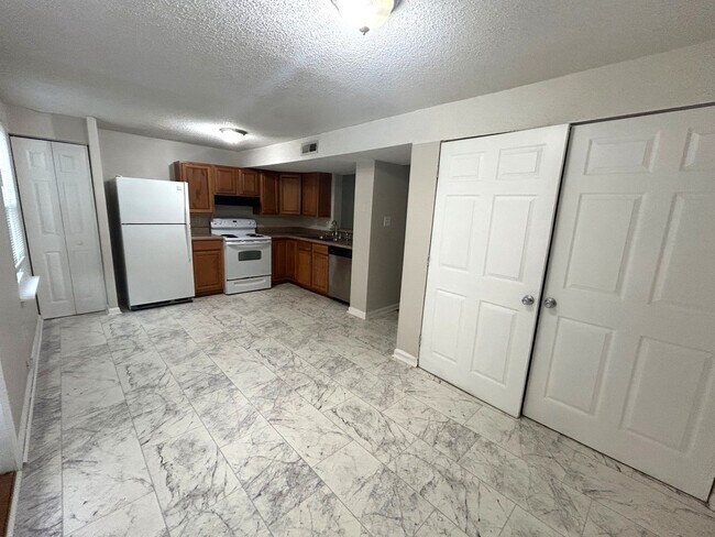 Building Photo - IVERJOHN4107