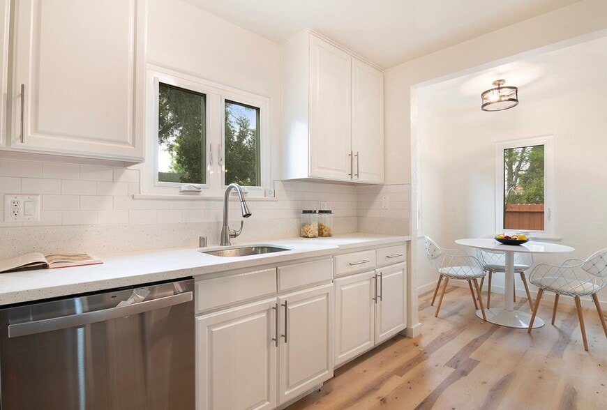 Building Photo - 15944 Hart St