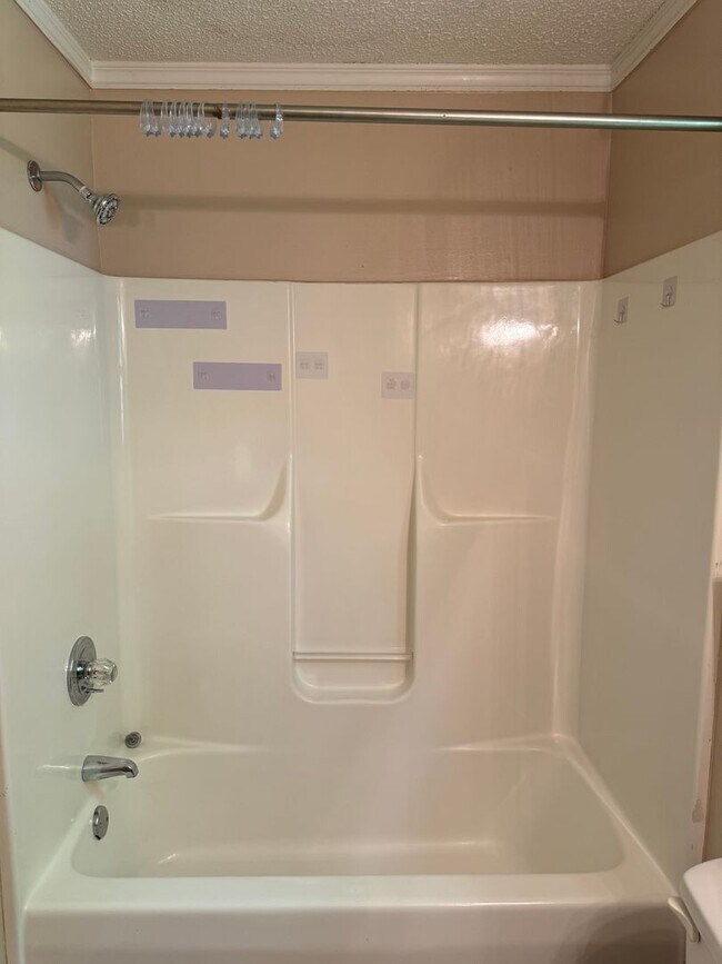 Building Photo - 1620 Hickory Pl