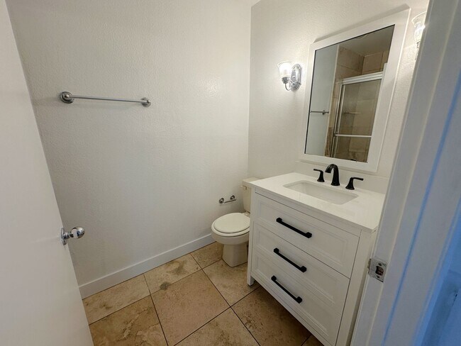 Building Photo - Beautiful 2-Bed, 2-Bath Winnetka Condo – S...