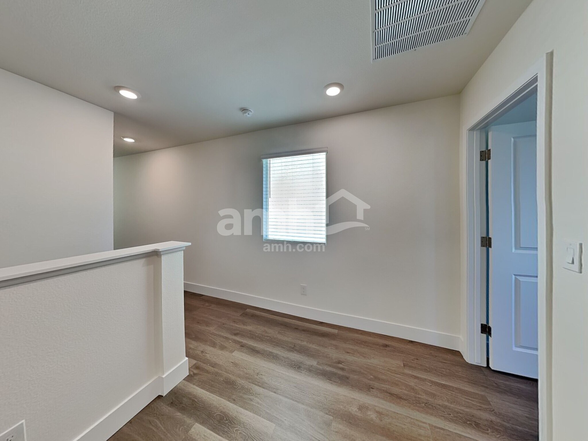 Building Photo - 5863 Vaes Dothrak St