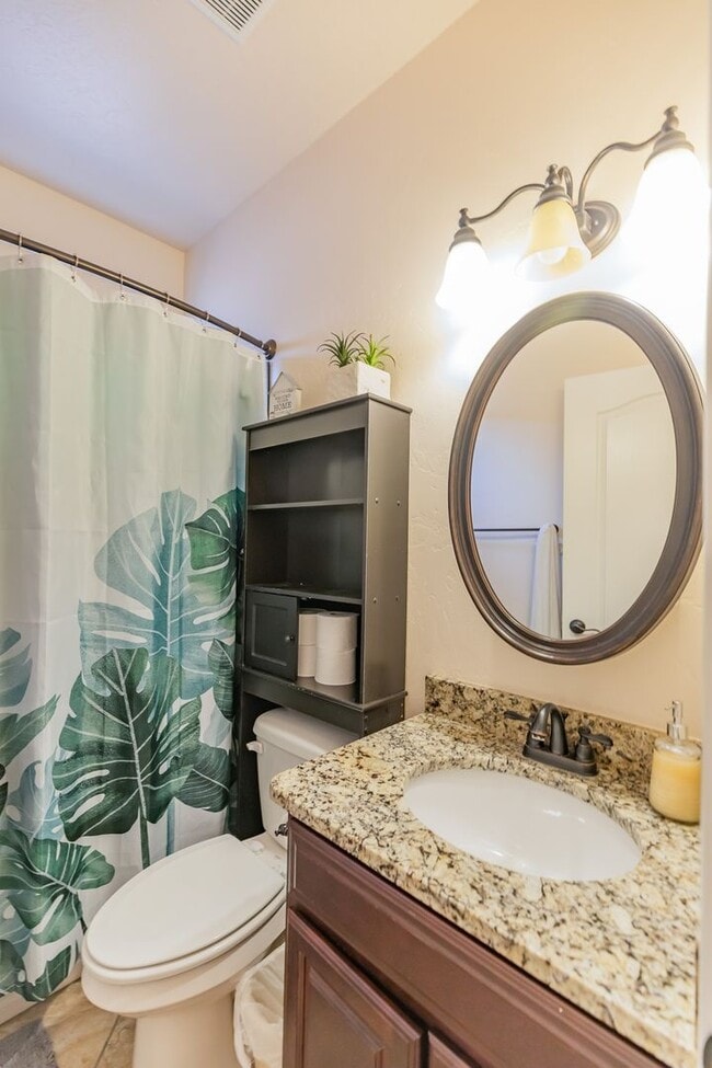 Building Photo - 4 Bedroom 2 bath Beautiful Home