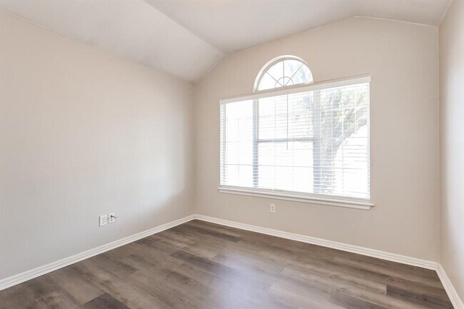 Building Photo - 1836 Parkridge Dr