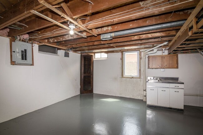 Building Photo - 1427 Woodland Dr