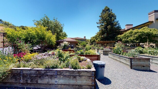 Building Photo - 300 Deer Valley Rd