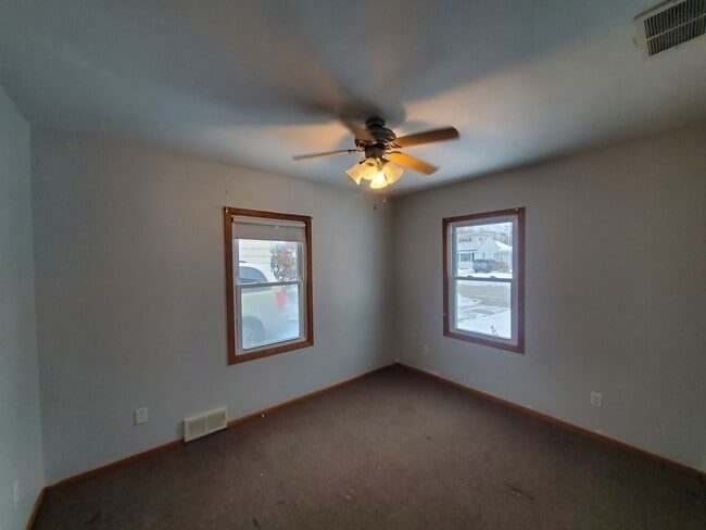 Building Photo - 2 Bedroom Single Family Ranch