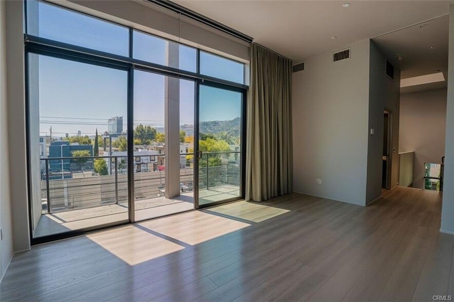 Building Photo - 1011 N Orange Grove Ave