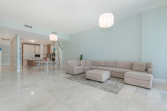 Building Photo - 2821 S Bayshore Dr