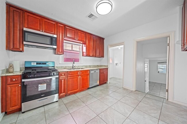 Building Photo - 2823 Bernardo De Galvez Ave
