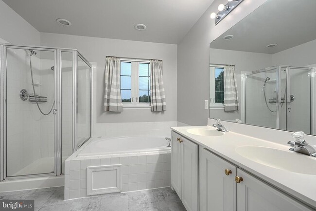 Building Photo - 8820 Papillon Dr