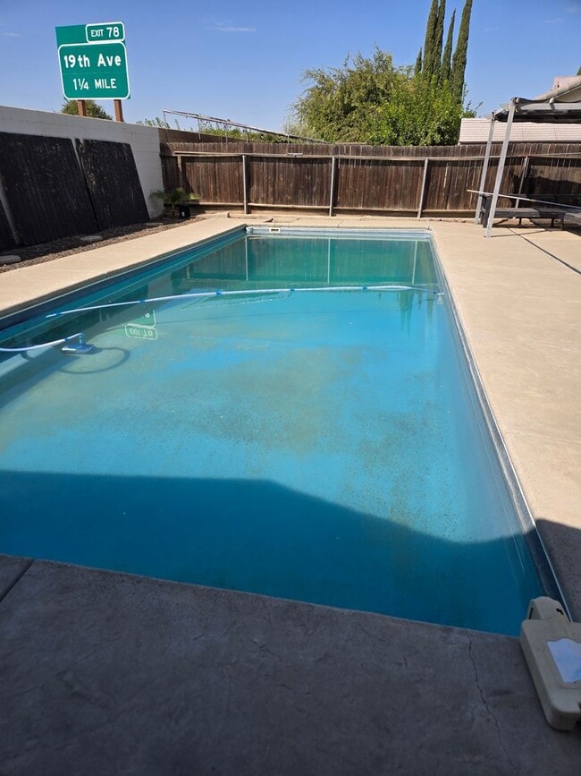 Building Photo - Four bedroom w/ Studio