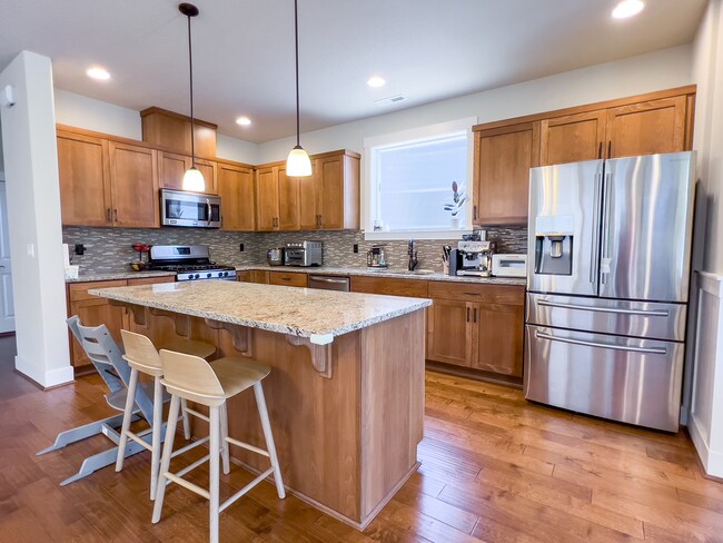 Building Photo - Exceptional 4 Bed + 2.5 Bath House ~  Beth...