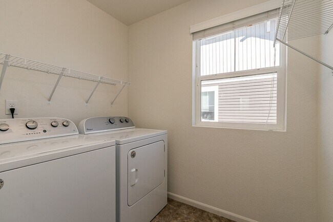 Building Photo - Beautiful 3 Bed 2.5 Bath in Thompson River...