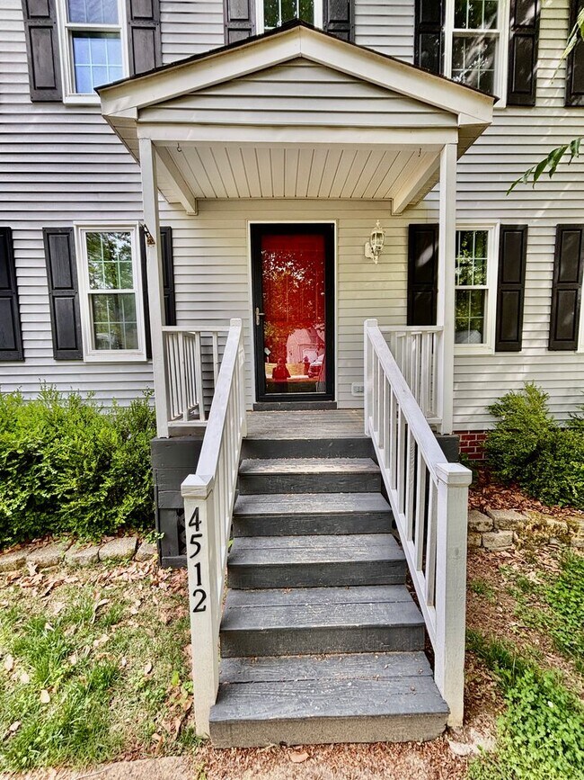 Building Photo - 4 bedroom/ 2.5 bathroom- Village Square of Williamsburg