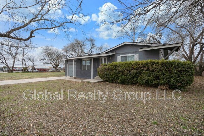 Building Photo - 505 Oasis St