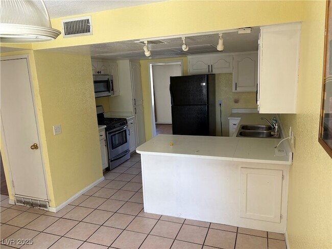 Building Photo - 2963 Pinehurst Dr