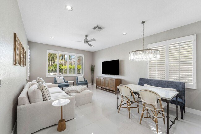 Building Photo - 121 Palm Cir