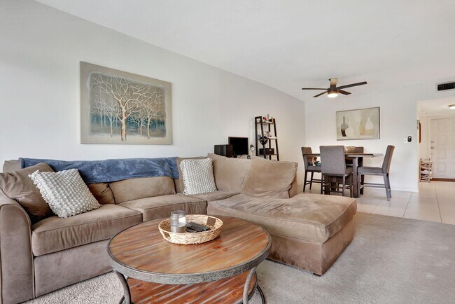 Building Photo - 2751 N Palm Aire Dr