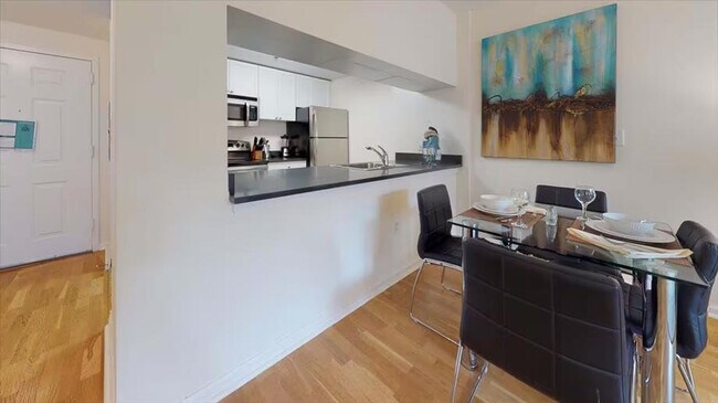 Building Photo - 330 River St