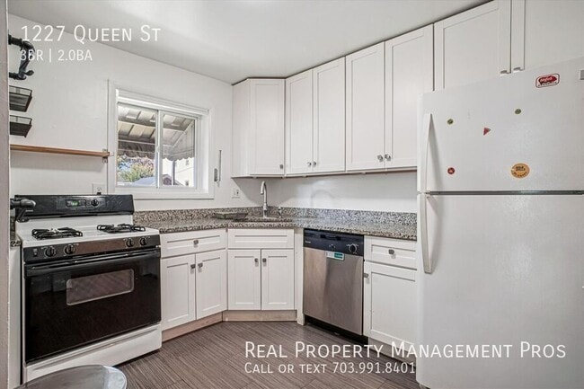 Building Photo - 1227 Queen St