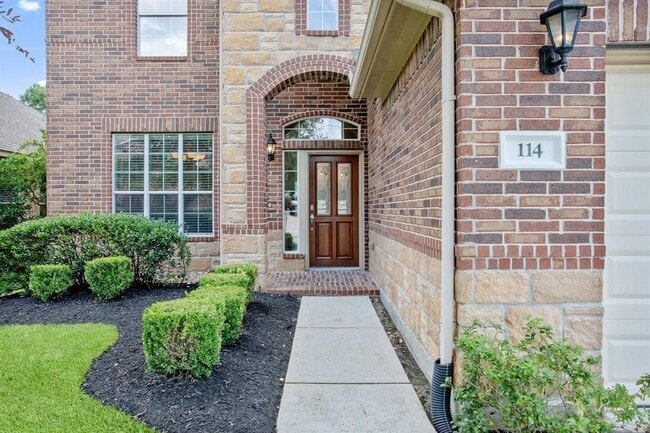 Primary Photo - 114 N Hawkhurst Cir