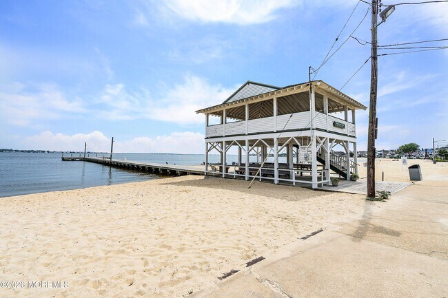 Building Photo - 616 Newport Ave