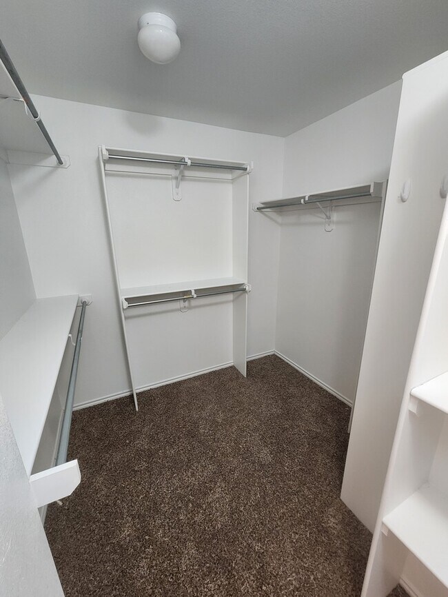 Building Photo - In Legends Park neighborhood! 3 bed 2 bath 2 car garage