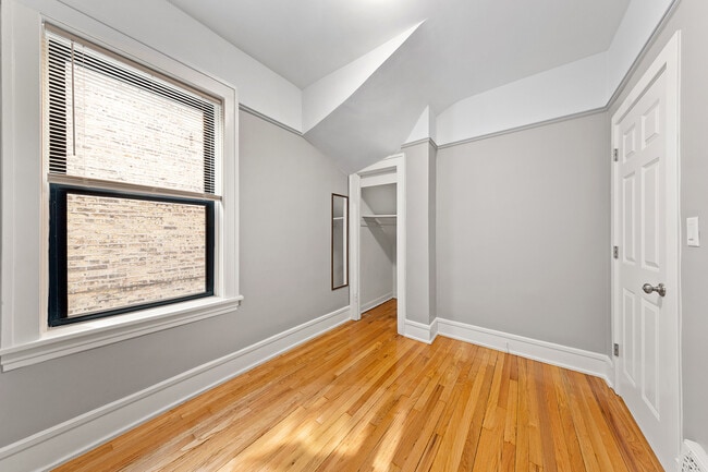 Building Photo - 3536 N Wolcott Ave