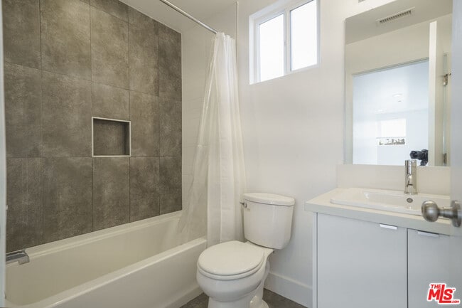 Building Photo - 1107 Carmona Ave