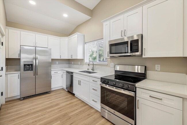 Building Photo - NEWER 2 BED, 1 BATH HOME WITH HUGE YARD AND ENCLOSED DRIVEWAY