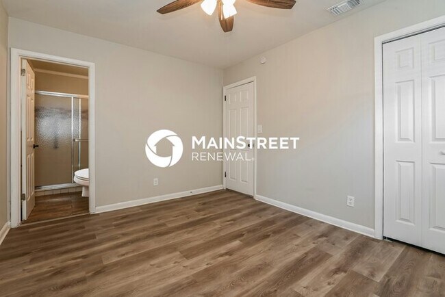 Building Photo - 3 Bedroom Pet-Friendly Home in Jacksonville, FL with Main Street Renewal
