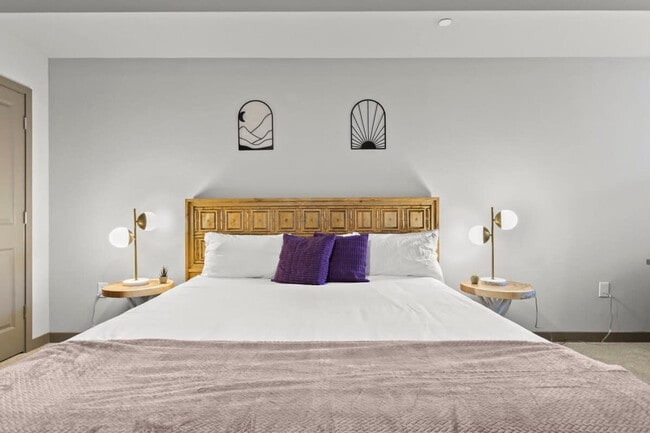 Building Photo - 390 N 2nd Ave