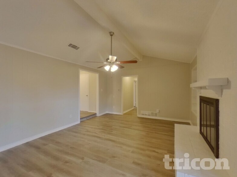 Building Photo - 1020 Almond Dr