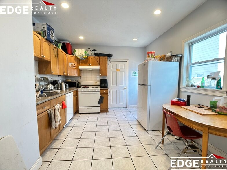 Building Photo - 3 Alcott St