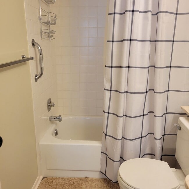 Building Photo - Seasonal/short term 2/2 ground floor condo downtown Sarasota.