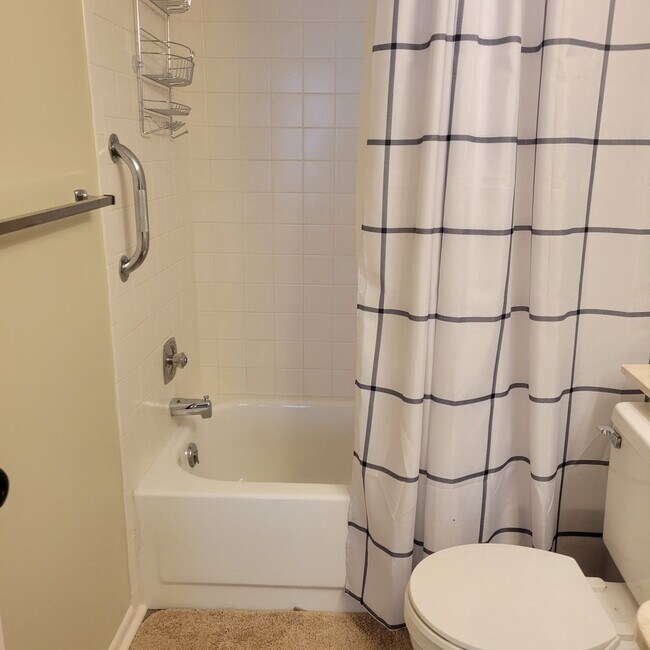 Building Photo - Seasonal/short term 2/2 ground floor condo...