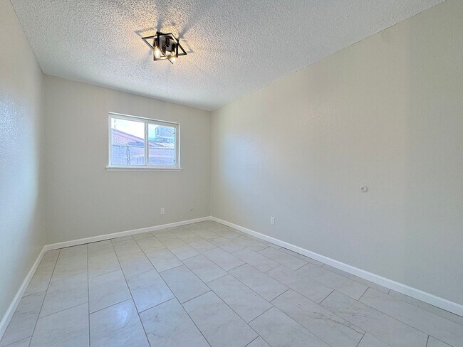 Building Photo - East El Paso 5bed/3Bath Refrig A/C with 2 Master Suites!