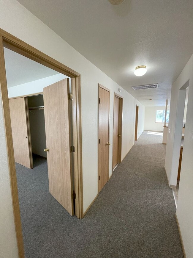 Building Photo - 5548 - 5550
