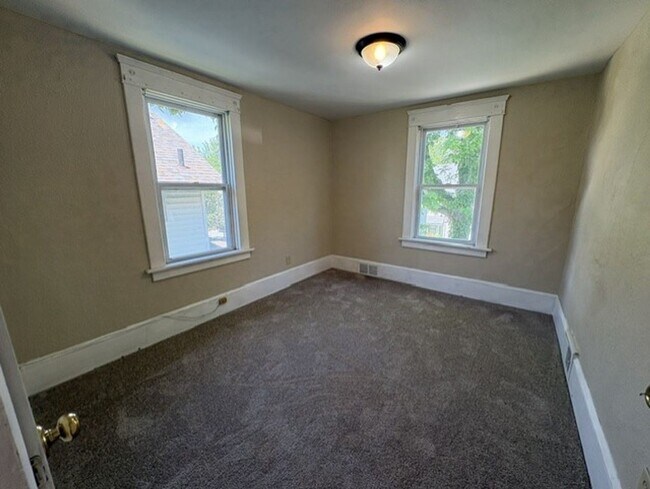 Building Photo - Comfortable 3-Bedroom Akron Home with Appliances Included